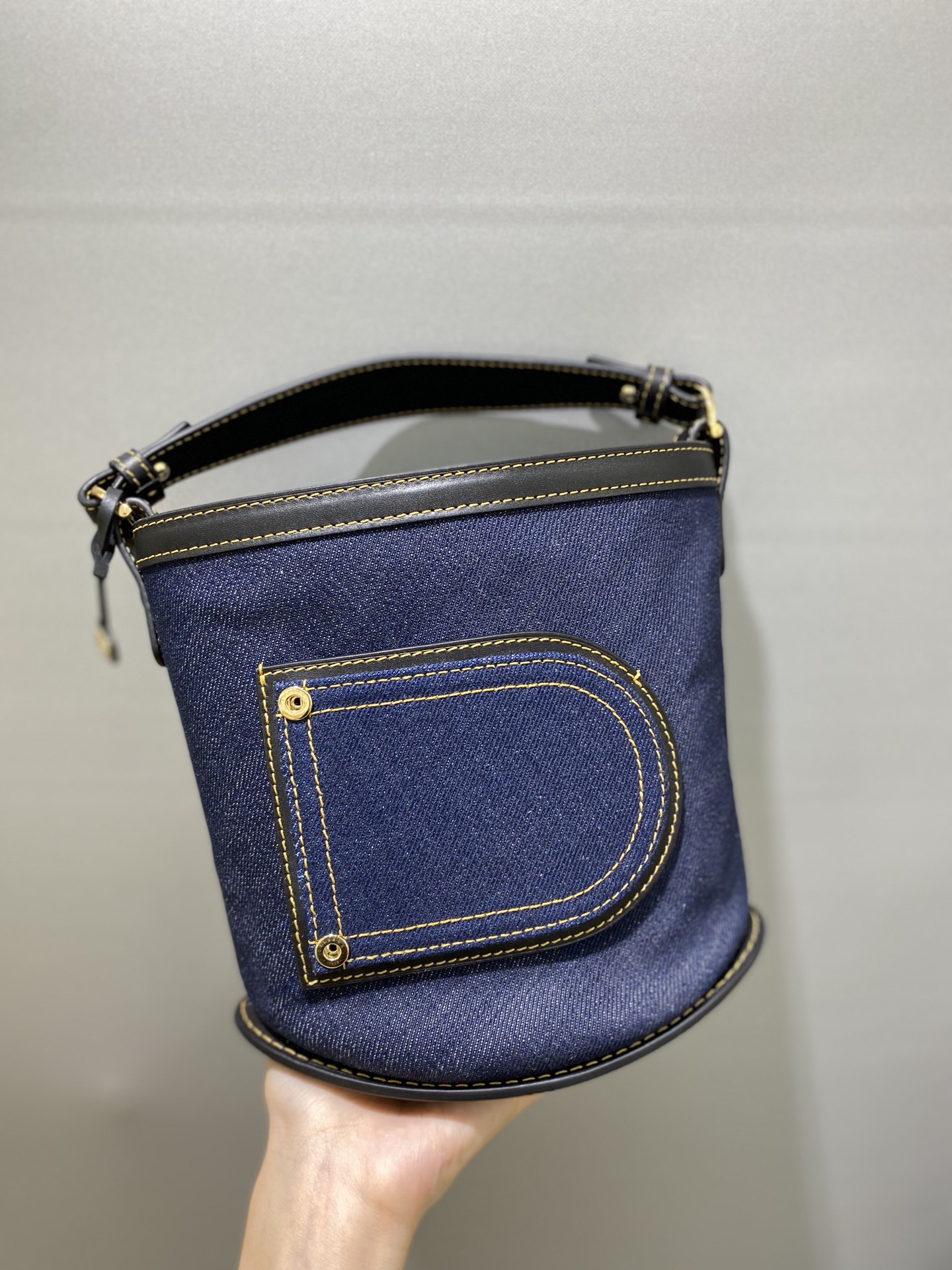 델보 핀 버킷백